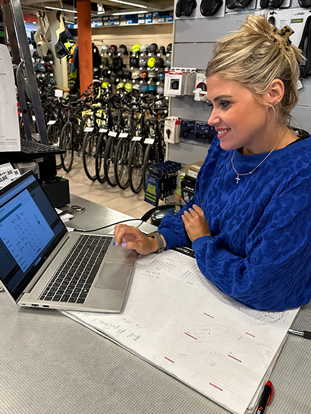 Gianna bezig met bikefitting voor klant