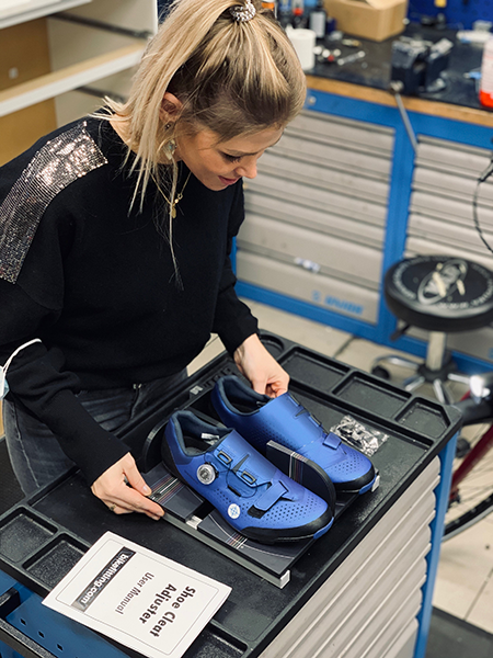Gianna Paelinck bezig met opmeten van de schoenen